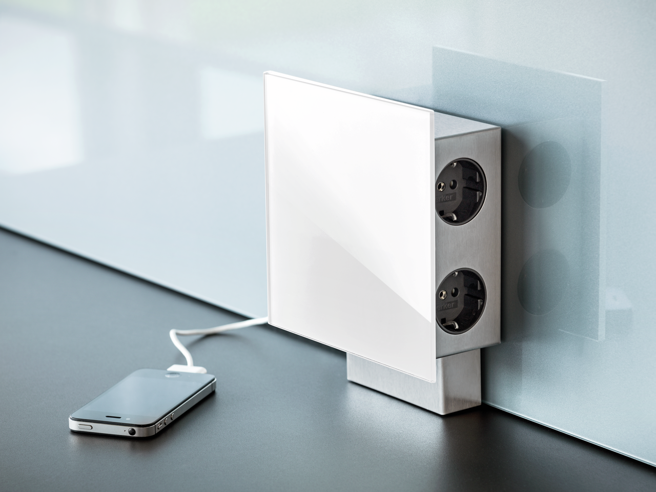 Mira Quad Glas USB A/C, Edelstahl/Glas weiß